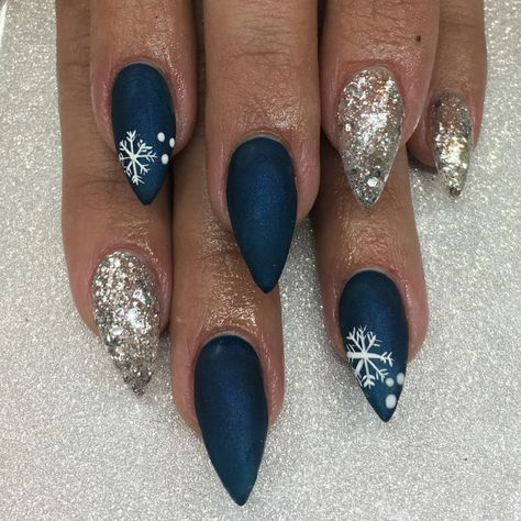 Navy Blue Nails With Snowflakes, Blue And White Christmas Nail Designs, Navy Snowflake Nails, Navy Blue Snowflake Nails, Dark Snowflake Nails, Christmas Nail Designs Snowflakes, Blue Sparkly Winter Nails, Simple Snowflake Nails Blue, Black And White Snowflake Nails