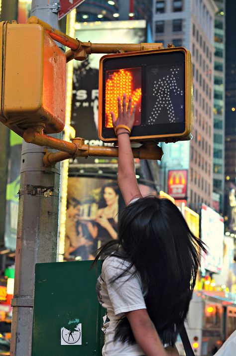 Photo New York, New York Pictures, Stop Sign, Traffic Light, High Five, Foto Pose, Foto Inspiration, City Life, Belle Photo