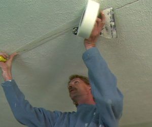 Drywall finisher applying drywall tape to a ceiling crack. Repair Ceilings, Ceiling Repair, Drywall Tape, Drywall Ceiling, House Repair, Ceiling Painting, Dry Wall, Seasonal Changes, Drywall Repair