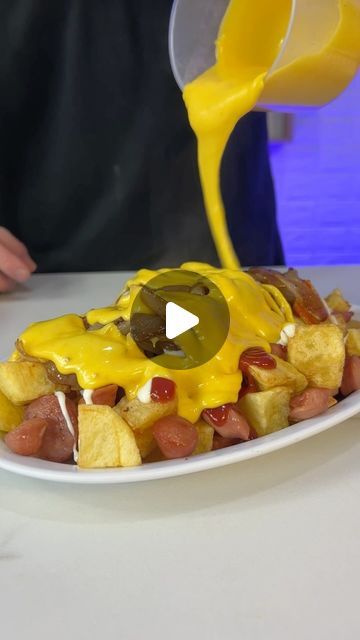 116K views · 9.1K likes | El rojito on Instagram: "Salchipapas con salsa de queso como resultado una fiesta pero de sabores!!  Por supuesto si quieres economía y calidad para la comida de tu casa asegura con @superliderautomercados   #receta #papas #salchipapa #salchicha #colombia #venezuela" Queso Cheddar, February 10, Cheddar, On Instagram, Instagram