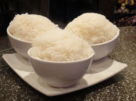 Develop a taste for cold rice to save calories. Here's how to cut the calories in your rice by more than half, according to the researchers: Add a teaspoon of coconut oil to boiling water, then add half a cup of rice. Simmer for 40 minutes or boil for 20 to 25 minutes. The cooked rice should then go into the refrigerator for 12 hours, which means you'll need to cook it ahead of time. Steam Rice Recipe, Soaked Rice, Rice Diet, Healthy Abs, Vegetarian Gravy, Boiled Rice, Plain Rice, How To Make Cauliflower, Ab Diet