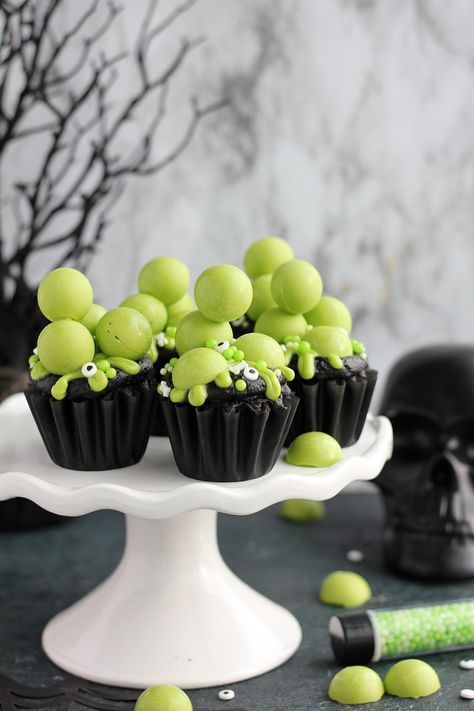 Witch's Cauldron Cupcakes - Baking with Blondie Cauldron Cupcakes, Dark Chocolate Cake Recipes, Baking With Blondie, Cauldron Cake, Witch's Cauldron, Wilton Candy Melts, Green Cupcakes, Cupcake Decor, Blondies Recipe