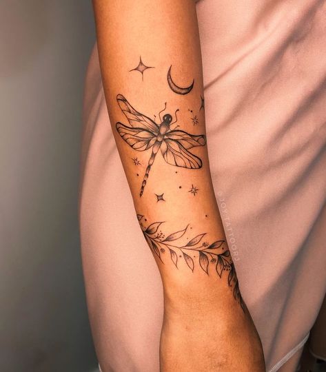 Dragonfly Tattoo Design, Inspiration Tattoos, Dragonfly Tattoo, Tattoo Feminina, Dainty Tattoos, Spine Tattoos, Elegant Tattoos, Feminine Tattoos, Dope Tattoos