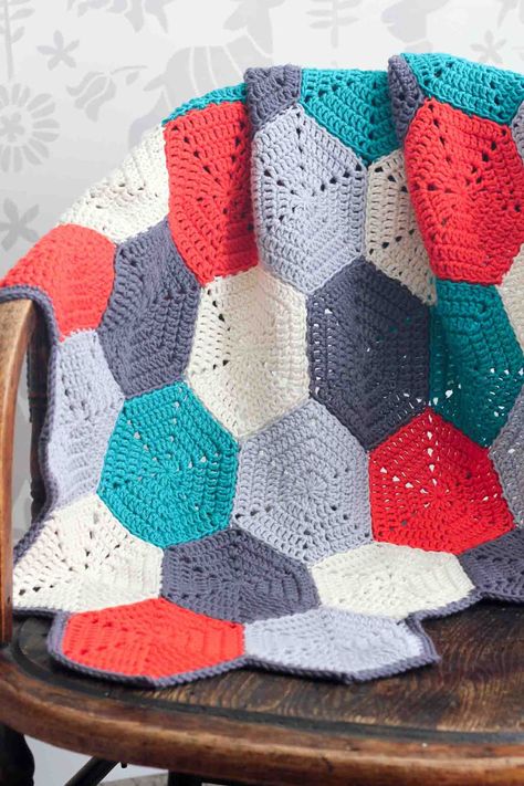 This free crochet afghan pattern is customizable, so you can use it to make a baby blanket, lap blanket or even a bedspread. Makes a great modern, gender-neutral baby shower gift idea or an afghan for the couch. Click for the free pattern and photo tutorial. | MakeAndDoCrew.com Hexagon Afghan, Summer Baby Blanket, Hexagon Blanket, Modern Haken, Make And Do Crew, Crochet Afghan Patterns Free, Baby Converse, Crochet Baby Shoes Pattern, No Gender