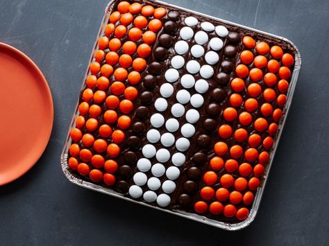 Cleveland Browns : Brownies are the obvious choice for this AFC team. Decorate a purchased pan of iced brownies with colored chocolate candies for an easy, impressive halftime treat. Superbowl Treats, Super Bowl Sweets, Iced Brownies, Cleveland Browns Humor, Cleveland Browns Wallpaper, Decorated Brownies, Football Candy, Colored Chocolate, Candy Centerpiece