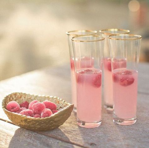 raspberry pink lemonade! Glace Fruit, Raspberry Cocktail, Malibu Rum, Drink Bar, Absolut Vodka, Pretty Drinks, Pink Drinks, Wedding Drink, Irish Cream