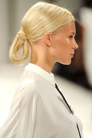 gud hur Gelled Back Hair Women, Back Hair Women, Fashion Hairstyles Runway, Gelled Back Hair, Hairstyles Runway, Fashion Week Hair, Weekend Hair, Runway Hair, Fashion Hairstyles