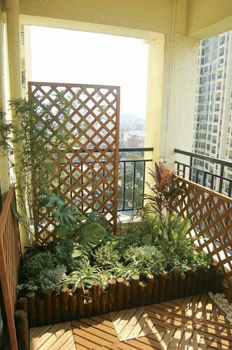 Making good use of lattice wood fences in the patio garden. Have some fairies hanging out in a tree too :) Creative Apartment, Apartment Patio Gardens, Patio Images, Balcony Privacy Screen, Patio Pictures, Patio Privacy Screen, Garden Privacy Screen, Balcony Privacy, Apartment Balcony Garden