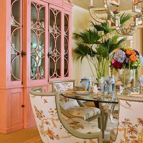 dc design house from traditional home - shazalynn cavin-winfrey, designer Pink China Cabinet, Chinoiserie Dining Room, Palm Beach Decor, Beach Preppy, Preppy Coastal, Pink China, Palm Beach Style, Chinoiserie Decorating, Deco Rose