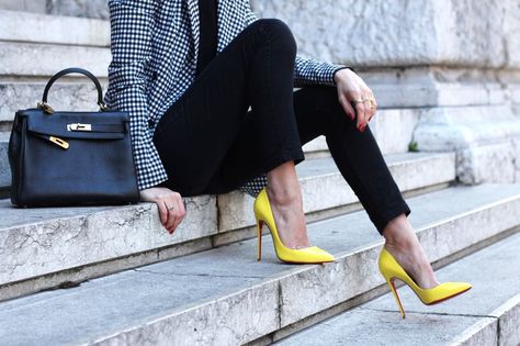 black top + black pants with checkerboard blazer and yellow christian louboutin Yellow High Heels Outfit, Loubiton Heels Outfit, Yellow Pumps Outfit, Yellow Heels Outfit, Loubiton Heels, Business Chic Outfits, Gingham Blazer, Yellow High Heels, Pumps Outfit