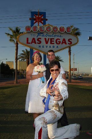 If I can't do Hawaii I'd totally be down for a Las Vegas wedding officiated by an Elvis impersonator! Elvis Impersonator Wedding, Slideshow Night, Viva Las Vegas Elvis, Las Vegas Elvis, Horror Wedding, Elvis Wedding, Ordained Minister, Elvis Impersonator, Jamie Mcguire