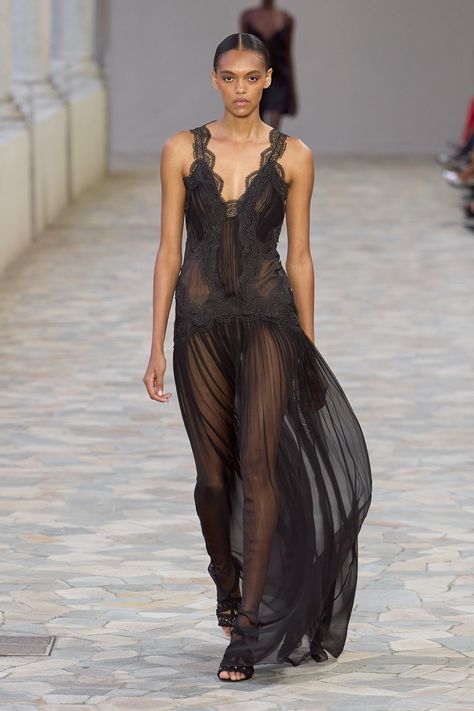 Alberta Ferretti Spring 2025 Ready-to-Wear https://www.vogue.com/fashion-shows/spring-2025-ready-to-wear/alberta-ferretti/slideshow/collection#42 Fashion 2025, Black Chiffon Dress, Summer 2025, Chiffon Dresses, Runway Dresses, Ermanno Scervino, Spring Fashion Trends, Nyc Fashion, Alberta Ferretti