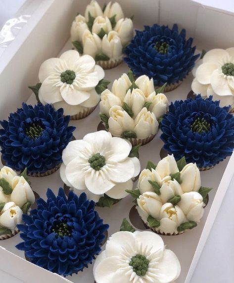 Aloo Gosht, Birthday Cake Decorating Ideas, Cupcake Decorating Tips, 귀여운 음식 그림, Stunning Cakes, Blue And White Flowers, Cupcake Cake Designs, Floral Cupcakes, Creative Cake Decorating