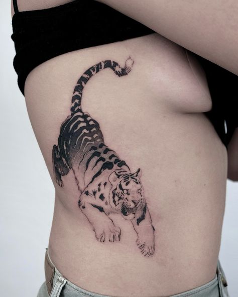 wilwang_tatt Tiger Tattoo Ideas, Faith Wrist Tattoo, Blue Ink Tattoos, Round Tattoo, Negative Space Tattoo, Tattoo Tiger, Phönix Tattoo, Japanese Animals, Upper Arm Tattoos