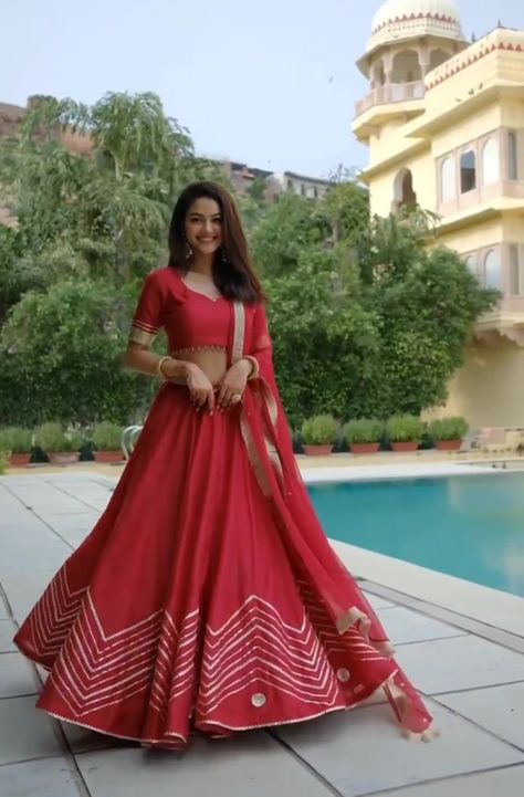 Women Dress Casual, Casual Classy Outfits, Sukienki Maksi, Best Indian Wedding Dresses, Simple Lehenga, Long Gown Design, Wedding Lehenga Designs, Lehenga Designs Simple, Indian Bride Outfits