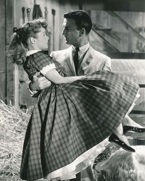 Debbie Reynolds and Leslie Nielson in "TAMMY AND THE BACHELOR" (Universal International, 1957) Tammy And The Bachelor, Old Fashioned Love, Debbie Reynolds, Vintage Couples, Evolution Of Fashion, 20th Century Fashion, Vintage Americana, My Funny Valentine, Vintage Portraits