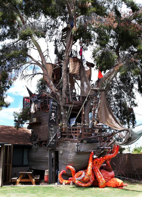 Fhe three-story pirate ship Steven Hill built in the backyard of his Casa Grande, Ariz., home. (Oscar Perez/Casa Grande Dispatch via AP) Pirate Ship Playhouse, Kids Playhouse Outdoors, Diy Kids Playground, Building A Treehouse, Pirate Decor, Tree House Plans, Tree House Diy, Pirate Ships, Tree House Kids