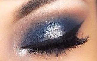 Dark blue/silver hints Navy Eye Makeup, Navy Blue Eyeshadow, Silver Eyeshadow Looks, Navy Eyeshadow, Nails Dark Blue, Navy Blue Makeup, Quinceanera Makeup, Silver Eye Makeup, Blue Eyeshadow Looks