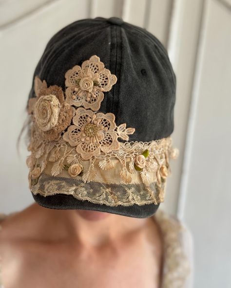 Hat Embellishments, Embellished Hats, Remake Clothes, Bone Bordado, Doilies Crafts, Hat Patterns To Sew, Repurposed Clothing, Denim Ideas, Shabby Style