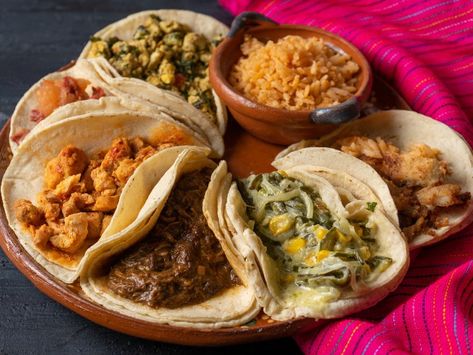 ¿Alguna vez se te ocurrió vender tacos de guisado? Puedes hacerlo con estas ideas de guisos, ¡es muy fácil! Authentic Mexican Tacos, Mexican Stew, Tacos Mexicanos, Fresh Tortillas, Chicken Taco Recipes, Taco Fillings, Taco Pasta, Taco Pizza, Mexican Tacos