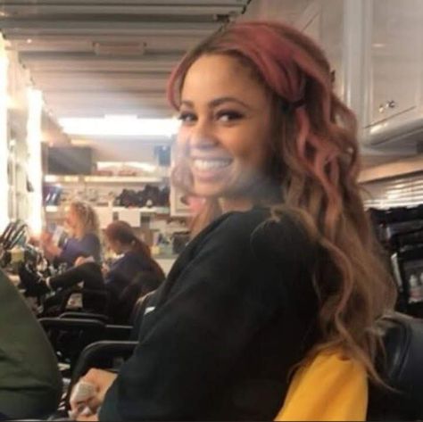 Vanessa Morgan BTS of Riverdale Old Disney Shows, Foto Best Friend, Riverdale Betty, Vanessa Morgan, See Movie, Riverdale Cast, Lili Reinhart, Disney Shows, Hello Kitty Pictures