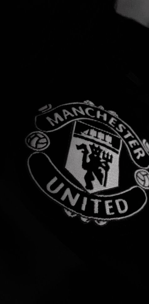 Manchester United walpaper crest black and white aesthetic Man United Black Wallpaper, Manchester United Black Wallpaper, Black And White Football Wallpaper, Football Aesthetic Black And White, Manchester United Hd Wallpaper, Man United Aesthetic, Manchester United Aesthetic, Hd Wallpaper Black And White, Wallpaper Mu