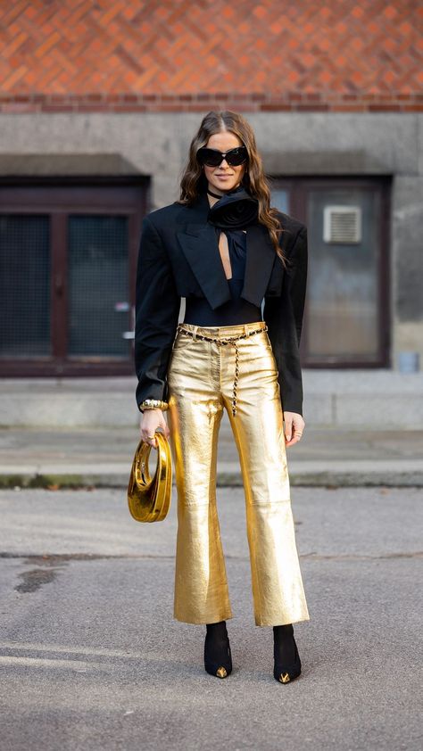 The Styleograph auf Instagram: „The street style scene at Chanel during Paris Haute Couture #streetstyle #pfw“ Gold Silk Pants Outfit, Gold Jeans Outfit, Gold Pants Outfit, Chanel Style Outfits, Trousers Street Style, Casual Outfits Polyvore, Leather Trousers Outfit, Metallic Trousers, Tiktok Ideas