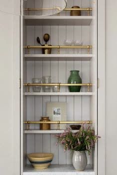 Style Open Shelves, Kitchen Shelves Ideas, Shelves Styling, Kitchen Shelves Styling, Plate Racks In Kitchen, Plate Rack Wall, Stylish Kitchen Decor, Wall Colour, Kitchen Plate