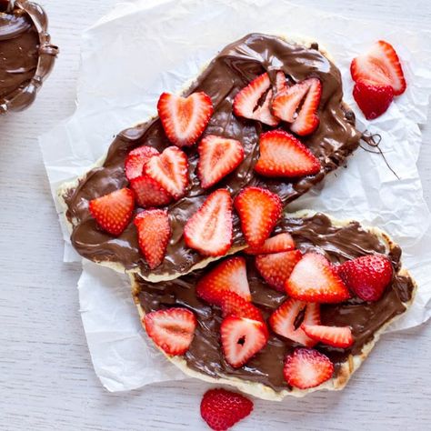 Nutella Dessert Recipes, Strawberry Pizza, Nutella Pizza, Grill Dessert, Nutella Desserts, Nutella Recipes, Dessert Pizza, Oreo Dessert, Yummy Food Dessert