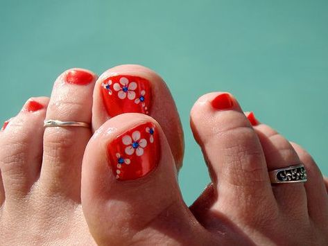 Easiest flowers ever!! Flower Pedicure Designs, Flower Pedicure, Pedicure Designs Summer, Toenail Art Designs, Cute Pedicures, Pedicure Designs Toenails, Pedicure Nail Designs, Pedicure Colors, Makeup Nails Designs