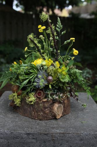 Mountain Floral Arrangement, Woodland Floral Arrangements, Woodland Centrepieces, Moss Flower Arrangements, Woodland Flower Arrangements, Woodland Centerpiece Ideas, Forest Centerpieces, Woodland Centerpieces, Francoise Weeks