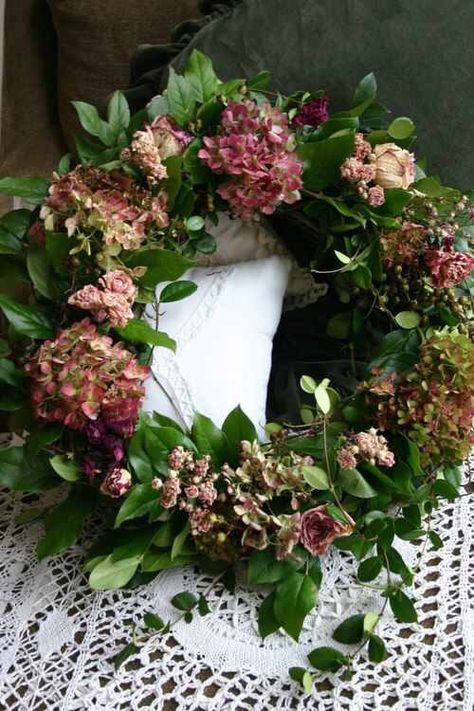 ❤️ Wreath With Roses, Flower Arrangements With Hydrangeas, Arrangements With Hydrangeas, Christmas Hydrangea, Raindrops And Roses, Natural Wreath, Christmas Door Wreaths, Modern Flower Arrangements, Hydrangea Wreath