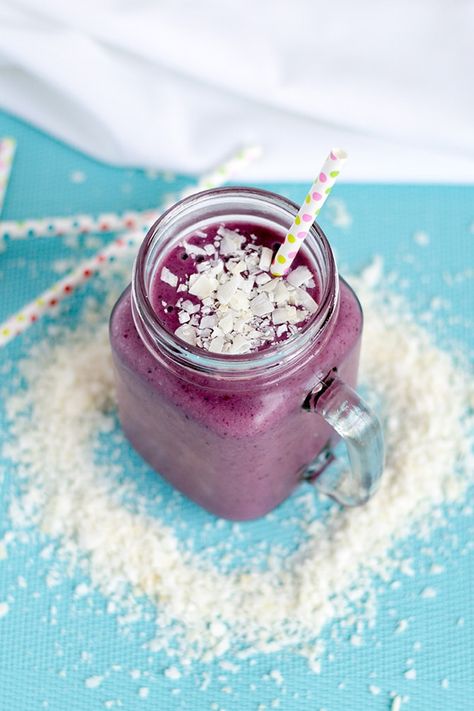 Blackberry Coconut Protein Shake - Super simple protein shake made with frozen blackberries, flaked coconut, and coconut milk for a sweet treat anytime of the day. Coconut Protein Shake, Blackberry Smoothie Recipes, Easy Protein Shakes, High Protein Smoothie Recipes, Yummy Protein Shakes, Frozen Fruit Smoothie, Blackberry Smoothie, Fresh Fruit Smoothies, High Protein Smoothies