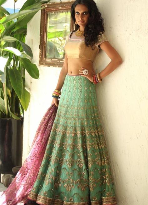 Bridal Lehenga 2013 Trends: Whats Hot & Whats Not ! #lehenga #bridallehenga #mehendioutfits #indianbride #wedmegood Bride Lehangas, S16 Dresses, Lahenga Ideas, Light Lehenga, Mughal Princess, Pista Colour, Indian Formals, Lehenga Gold, Wedding Lehngas