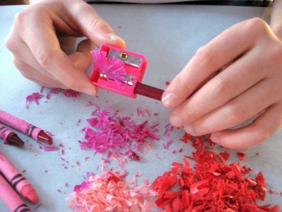 A las ceras cuando se les saca punta echan viruta. A los niños se les entregará una hoja donde aparecen círculos y en su interior viruta de un color concreto (viruta de color azul). De esta manera los niños aprenden y observan la gran cantidad de colores que existen. Crayon Shavings Wax Paper, Old Crayon Crafts, Wax Crayon Art, Window Shapes, Crayon Melting, Melted Crayons, Crayon Crafts, Waxed Paper, Crayon Heart