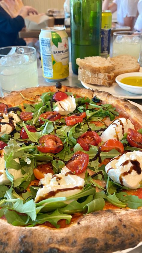 Pizza caprese burrata cheese aesthetic food Pizza With Burrata, Burrata Pizza, Burrata Cheese, Wood Fired Pizza, Food Recepie, Healthy Eating Recipes, Food Diary, Good Healthy Recipes, Food Obsession