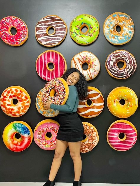 Donut Shop Interior, Sweet Shop Design, Ice Cream Pictures, Dessert House, Mister Donuts, Cafe Counter, Flower Shop Design, Bakery Design Interior, Food Kiosk