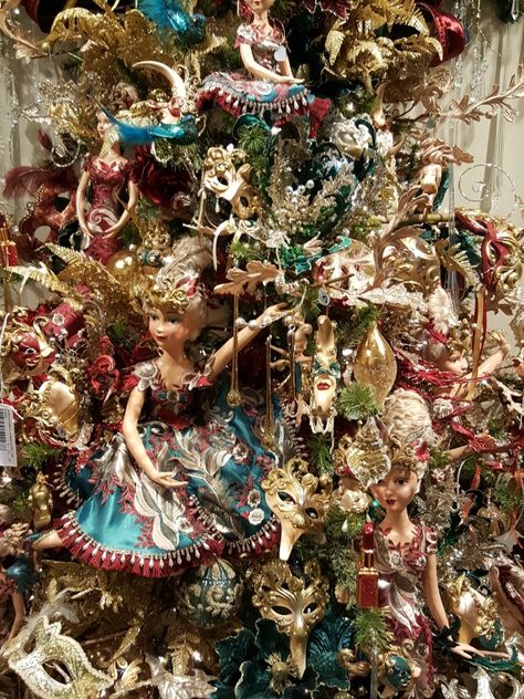 Christmas Decorations Wreaths, Christmas Themes Decorations, Christmas Inspo, Victorian Decor, Kinds Of Colors, Antique Christmas, Christmas Season, Nutcracker, Christmas Seasons