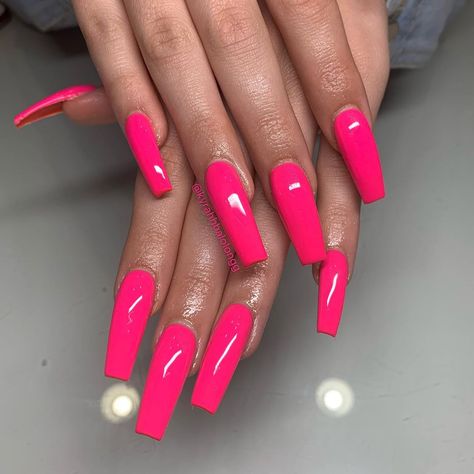 𝐅𝐎𝐋𝐋𝐎𝐖 𝐌𝐄 @𝐁𝐈𝐋𝐋𝐈𝐎𝐍𝐃𝐎𝐋𝐋𝐀𝐑𝐂𝐇𝐈𝐂𝐊 💅🏾 Hot Pink Square Acrylic Nails, Hot Pink Square Nails, Hot Pink Acrylics, Acrylic Nails Hot Pink, Nails Hot Pink, Halloween Nail Colors, Long Square Nails, Acrylic Toes, Hot Pink Nails