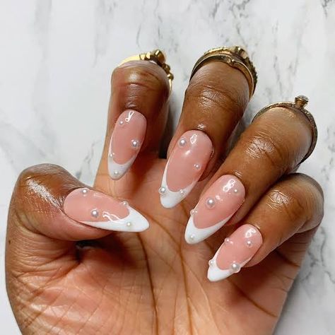 Nails Kurz, Pearls Nails, Chrome Almond, Nails With Pearls, 22 Nails, Nails Pearl, Short Red Nails, Pearl Chrome, White Almond Nails