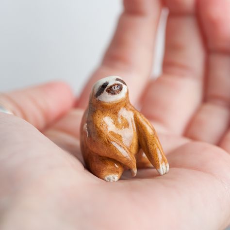 Sloth Tiny Sculpt Sloth Pottery Ideas, Sloth Clay Sculpture, Sloth Pottery, Sloth Figurines, Sloth Sculpture, Clay Sloth, Sloth Ceramic, Easy Clay Sculptures, Sloth Art