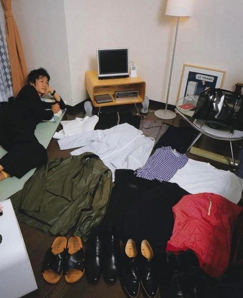 Kyoichi Tsuzuki: ‘Happy Victims’ (1999-2004) Tsuzuki captured portraits of individuals in their bedrooms, surrounded by piles and piles of clothes and accessories. Each of the above fashion victims shot by Kyoichi Tsuzuki has their own individual obsession. From Anna Sui to Vivienne Westwood, the cramped spaces filled with big brands are a testimony to the paradox of consumer culture. Archive Magazine, Consumer Culture, Magazine Editorial, Fashion Victim, Photo Series, Anna Sui, Clothes And Accessories, Vivienne Westwood, Looking Back