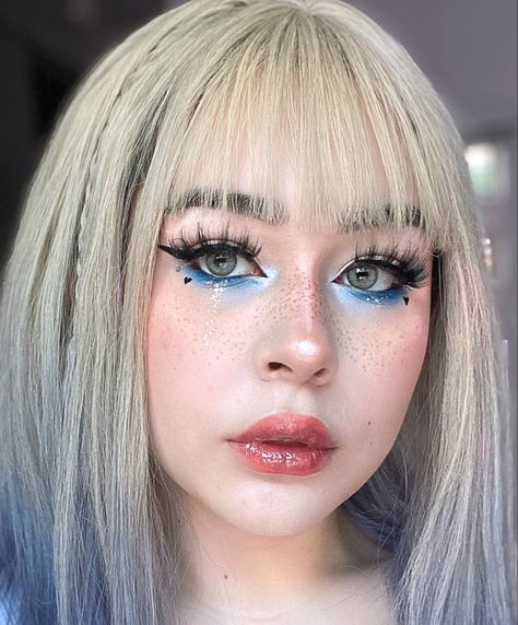 Pretty easy blue egirl makeup idea :) Blue Alternative Makeup, Cute Blue Makeup Looks, Egirl Makeup Ideas, Fairy Makeup Blue, Blue Halloween Makeup, Gnome Makeup, Blue Goth Makeup, Shrek Makeup, Egirl Makeup Looks