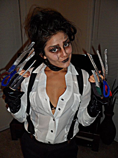 Edward Scissor Hands. Homemade SUPER EASY Edward Scissor Hands Costume, Edward Scissorhands Costume, Tim Burton Party, Edward Scissor, Scissor Hands, Soul Fashion, Scissors Hand, Halloween Coustumes, Homemade Costume