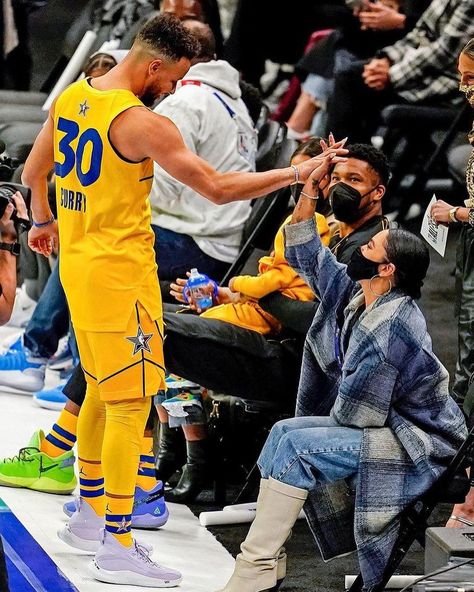 Stephen Curry FP🐐’s Instagram photo: “happy #internationalwomensday 💜🙌🏽” Ayesha And Steph Curry Aesthetic, Nba Gf Aesthetic, Wag Aesthetic Basketball, Basketball With Girlfriend, Nba Wag Aesthetic, Basketball Wag Aesthetic, Nba Girlfriend Aesthetic, Basketball Girlfriend Aesthetic, Nba Girlfriend