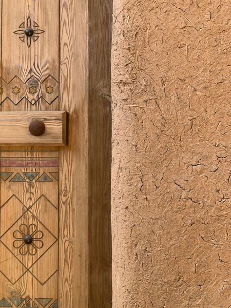 Najdi Doors, Najdi Architecture, Saudi Architecture, Mud Wall, Blog Layout Design, Door Colour, Organic Photography, Cultural Patterns, Concrete Effect Paint