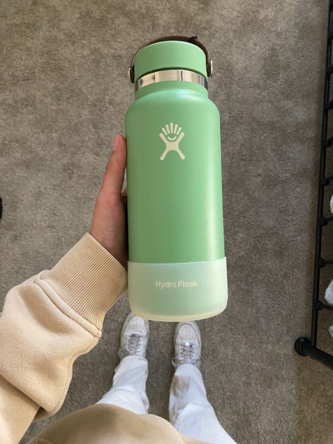 Cute Hydro Flask Colors, Aesthetic Hydro Flask Colors, Green Hydroflask Aesthetic, Sage Green Hydroflask, Agave Hydroflask, Green Water Bottle Aesthetic, Aesthetic Hydro Flask, Green Hydro Flask, Green Hydroflask