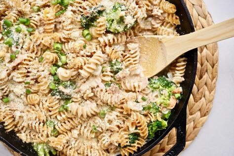 Best Creamy Tuna and Broccoli Casserole Recipe Tuna And Broccoli, Tuna Helper, Broccoli Casserole Recipe, How To Make Tuna, Canned Tuna Recipes, Tuna Casserole Recipes, Broccoli Recipes Casserole, Creamy Broccoli, Healthy Tuna