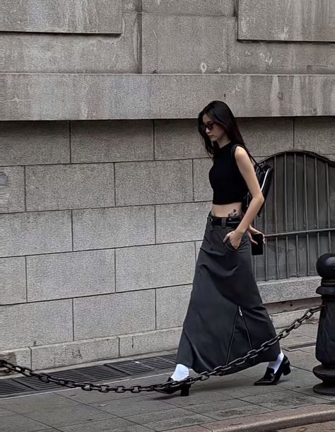 Long Grey Skirt Outfit, Model Off Duty Aesthetic, Long Grey Skirt, Cargo Skirt Outfit, Black Skirt Outfits, Skirt Aesthetic, Modesty Outfits, Fashion Photography Inspiration, Cargo Skirt