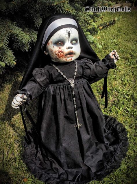 Scary Nun, Diy Halloween Doll, Scary Baby Dolls, Haunted Props, Creepy Doll Halloween, Horror Crafts, Creepy Baby Dolls, Soirée Halloween, Casa Halloween